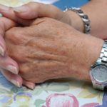 Die Spuren des Alters verblassen lassen - Pflege für reifere Haut