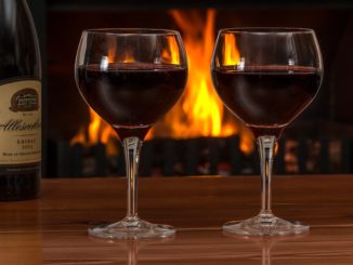 Ein Glas Wein gehört für Senioren zu einer gesunden Ernährung dazu