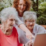 Abgehängt: Die zunehmende Digitalisierung von Dienstleistungen treibt Senioren in die Isolation Online-Banking und Online-Terminvergabe mit drastischen Folgen
