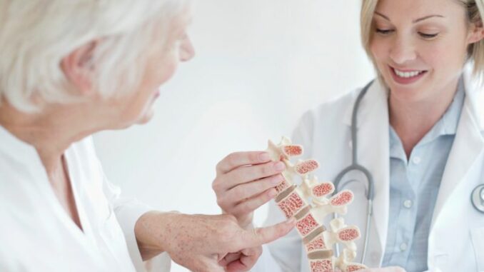 Osteoporose - Symptome, Therapie & Tipps für starke Knochen
