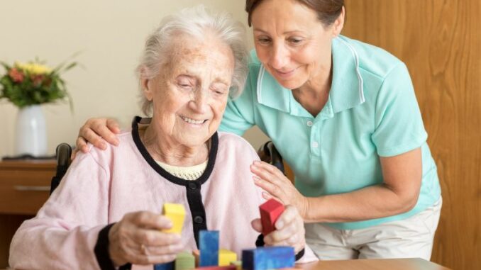 Studie zu Demenz: Mehr Wir-Gefühl, weniger Krankenhauseinweisungen