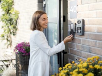 Wie barrierefreie Sicherheitstechnik Senioren ein sicheres und zugängliches Zuhause bietet.