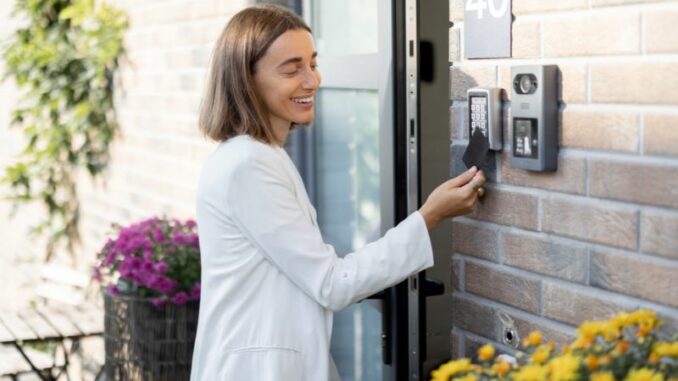 Wie barrierefreie Sicherheitstechnik Senioren ein sicheres und zugängliches Zuhause bietet.