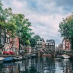 Das Mieten eines Bootes in Amsterdam ermöglicht es Senioren, die Stadt auf entspannte Weise zu erkunden