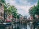 Das Mieten eines Bootes in Amsterdam ermöglicht es Senioren, die Stadt auf entspannte Weise zu erkunden
