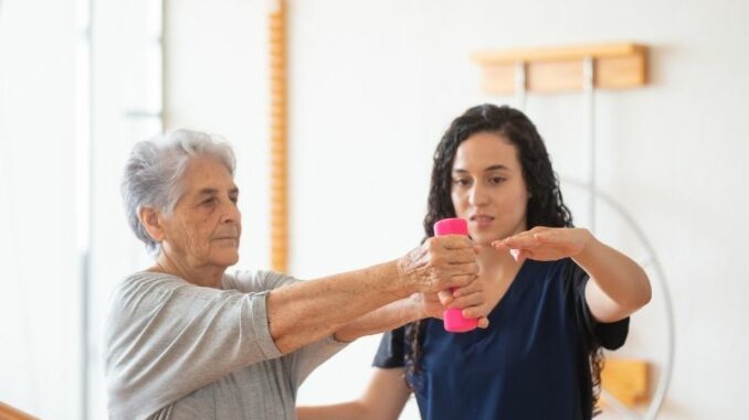 Im Alter aktiv bleiben – Diese Vorteile bietet die Ergotherapie für Senioren