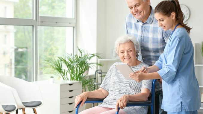 Pflegeheim finden: Tipps für die Suche nach dem richtige Zuhause für Pflegebedürftige