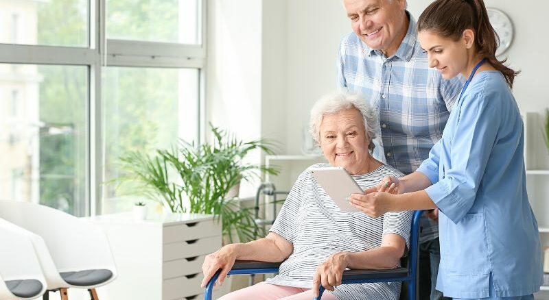 Pflegeheim finden: Tipps für die Suche nach dem richtige Zuhause für Pflegebedürftige