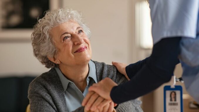 Seniorenbetreuung - 20 wertvolle Tipps zum Thema Pflegehilfe für Senioren