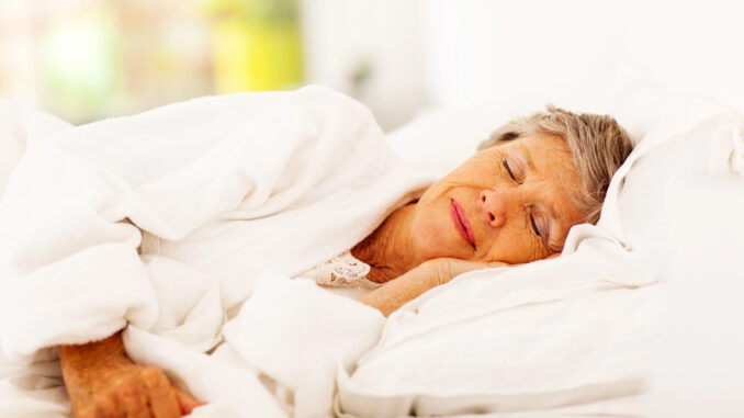 Gesunder Schlaf im Alter – Warum die richtige Matratze entscheidend ist